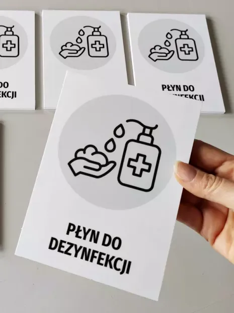 Tabliczka Płyn do dezynfekcji T480 - Wzór graficzny. Grafika przedstawia butelkę z płynem i rękę z kroplami