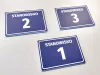 Tabliczka Stanowisko wraz z numerem, literą - Wzór graficzny. Proste prostokątne tabliczki z białym napisem na niebieskim