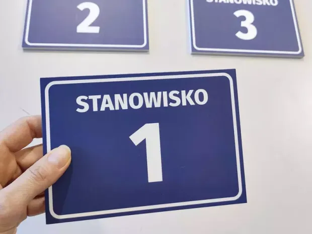 Tabliczka Stanowisko wraz z numerem, literą - Wzór graficzny. Prostokątna tabliczka z białym napisem na niebieskim tle