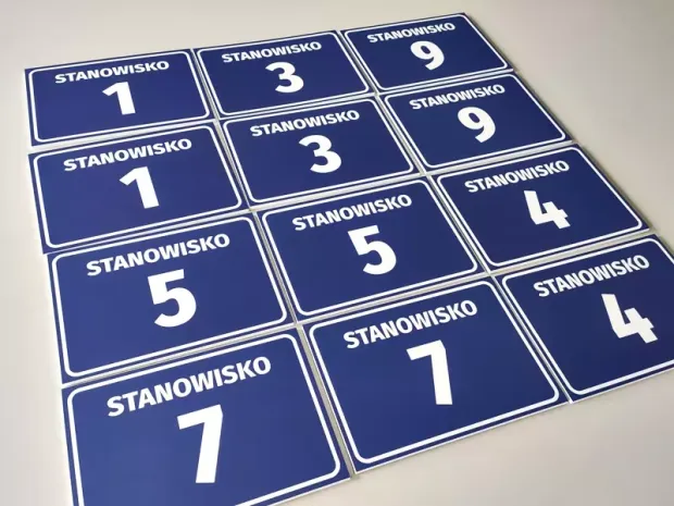 Tabliczka Stanowisko wraz z numerem, literą - Wzór graficzny. Prostokątne tabliczki w niebieskim kolorze z białym tekstem
