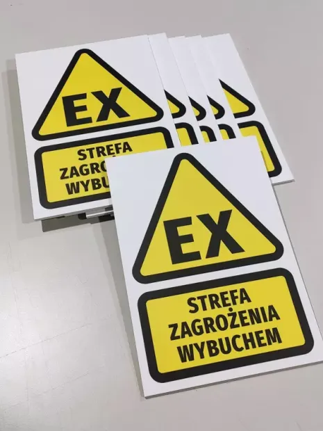 Zestaw tabliczek ostrzegawczych BHP z napisem STREFA ZAGROŻENIA WYBUCHEM i żółtym znakiem EX