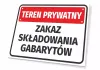Tabliczka Teren prywatny Zakaz składowania gabarytów - Wzór graficzny. Prostokątna tabliczka z białym tłem, czerwonymi