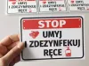 Tabliczka Umyj i zdezynfekuj ręce - Wzór graficzny. Na białym tle czerwony napis STOP, grafika dłoni i butelki z płynem