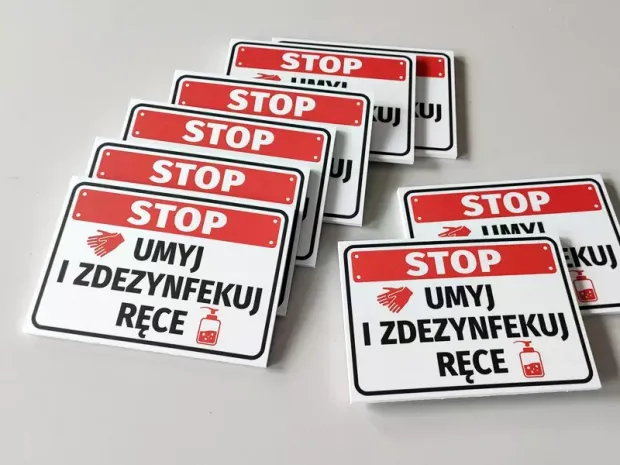 Tabliczka Umyj i zdezynfekuj ręce - Wzór graficzny. Prostokątna tabliczka z czerwonym napisem na białym tle