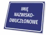 Tabliczka z Imieniem i Nazwiskiem - Wzór graficzny. Prosta, prostokątna tabliczka z białym tekstem na niebieskim tle