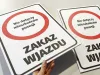 Tabliczka Zakaz wjazdu Nie dotyczy mieszkańców posesji - Wzór graficzny. Okrągła czerwona ramka z białym tłem i czarnym