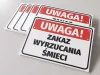 Tabliczka Zakaz wyrzucania śmieci - Wzór graficzny. Prosty prostokąt z czerwonym tłem i dużym czarnym napisem
