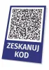 Tabliczka Zeskanuj kod QR - Wzór graficzny. Na niebieskim tle znajduje się czarny kod QR oraz biała, dużymi literami napis
