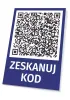 Tabliczka Zeskanuj kod QR - Wzór graficzny. Na niebieskim tle znajduje się duży kod QR oraz napis ZESKANUJ KOD