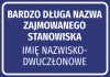 Naklejka z nazwą stanowiska wraz z imieniem i nazwiskiem - Wzór graficzny. Prosty prostokąt z białym tekstem na niebieskim