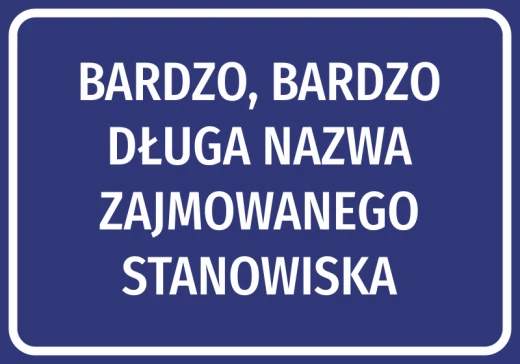 Niebieska naklejka informacyjna BHP z białym, czterowierszowym tekstem pokazująca przykład bardzo długiej nazwy