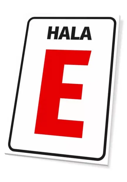 Tabliczka Hala z oznaczeniem literowym lub numerem - Wzór graficzny. Prosty prostokąt z białym tłem, czarnym napisem HALA