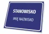 Tabliczka z nazwą stanowiska wraz z imieniem i nazwiskiem - Wzór graficzny. Prostokątna tabliczka z niebieskim tłem i białym
