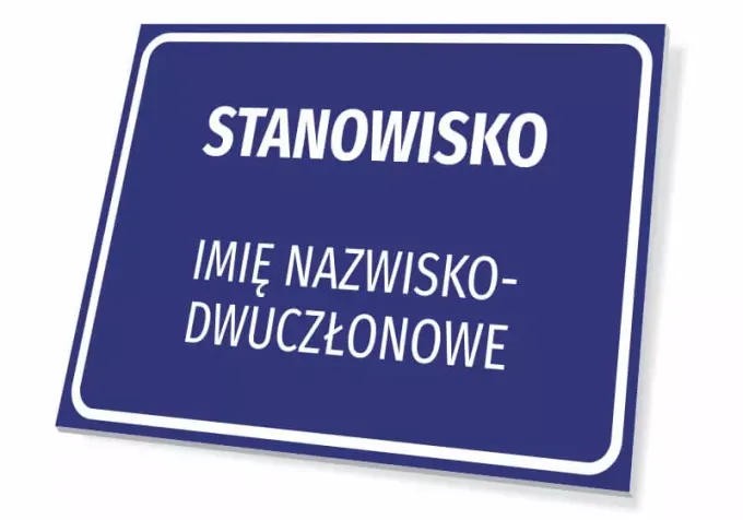 Tabliczka z nazwą stanowiska wraz z imieniem i nazwiskiem - Wzór graficzny. Prostokątna tabliczka z niebieskim tłem i białym