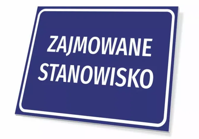 Tabliczka z nazwą stanowiska - Wzór graficzny. Prosty prostokąt w niebieskim tle z białym napisem