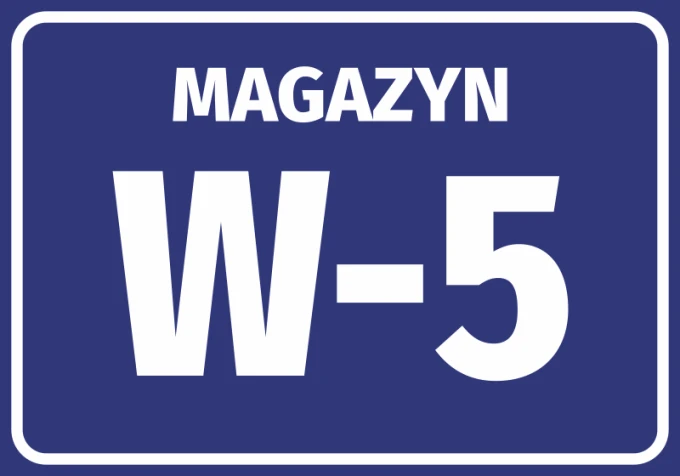 Niebieska naklejka informacyjna z białym napisem MAGAZYN oraz dużym polem na własny kod literowo-cyfrowy