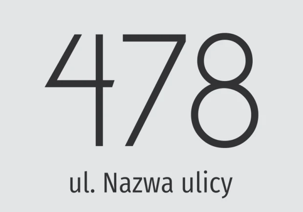 Naklejka adresowa z przykładowym numerem i miejscem na ulicę, w ujęciu pokazującym detale czarnej czcionki