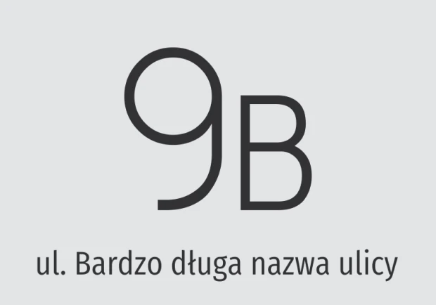 Naklejka adresowa z miejscem na numer domu, literę oraz długą nazwę ulicy, pokazana na szarym tle