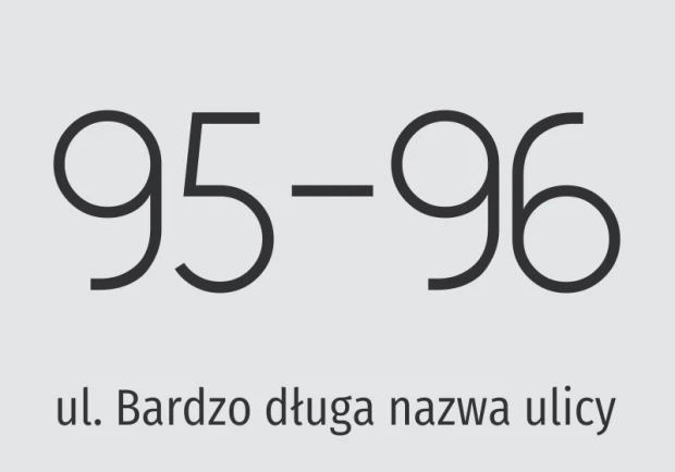 Naklejka adresowa z miejscem na podwójny numer domu oraz bardzo długą nazwę ulicy, pokazana na szarym tle