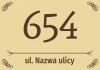 Naklejka na dom N665, z numerem i ulicą - Wzór graficzny. Duża, wyraźna cyfra 654 na jasnym tle z napisem ul. Nazwa ulicy