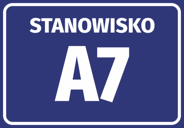 Niebieska naklejka BHP z napisem STANOWISKO i przykładowym oznaczeniem litery i cyfry na białym tle