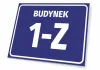 Tabliczka Budynek z numerem, literą - Wzór graficzny. Prosty prostokąt w kolorze niebieskim z białym napisem