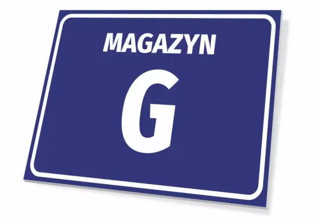 Tabliczka z napisem MAGAZYN i przykładowym polem na oznaczenie literowe, przedstawiona na białym tle