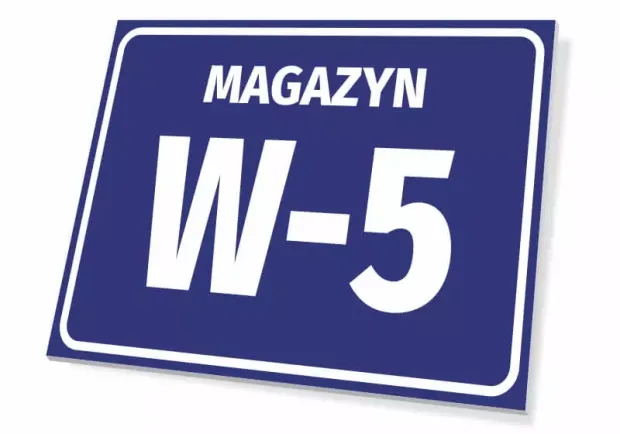 Tabliczka z napisem MAGAZYN i przykładowym polem na numer sektora, ukazana pod kątem na białym tle