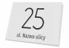 Tabliczka na dom z adresem - Wzór graficzny. Prosty, prostokątny kształt z dużymi cyframi i tekstem