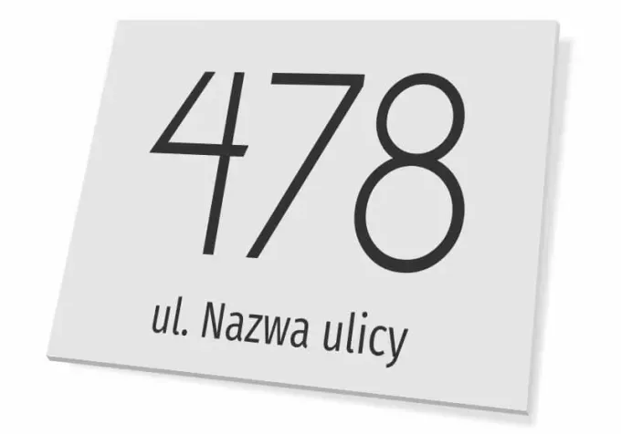 Tabliczka na dom z adresem - Wzór graficzny. Prosta forma z dużymi cyframi i napisem na jasnym tle