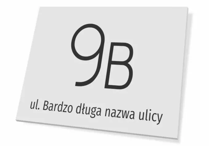Tabliczka na dom z adresem - Wzór graficzny. Prosty, prostokątny kształt z dużymi cyframi i tekstem