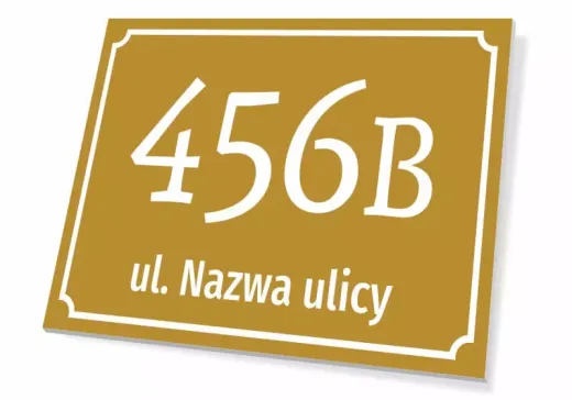 Złota tabliczka adresowa z boku na białym tle pokazująca grubość płyty i przykładowe pole na numer domu i ulicę