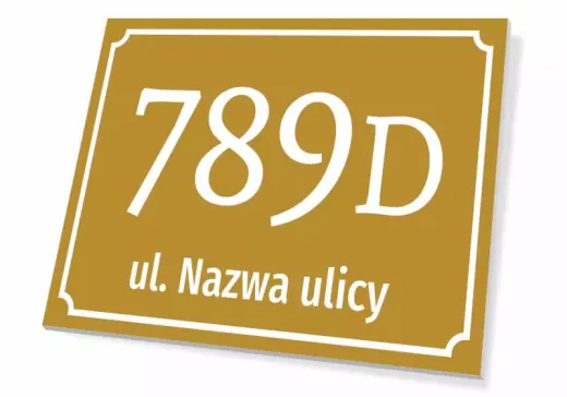 Złota tabliczka adresowa pod kątem na białym tle z polem na numer domu i nazwę ulicy
