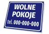 Tabliczka Wolne pokoje, z numerem telefonu - Wzór graficzny. Prosta tabliczka w niebieskim tle z białym tekstem