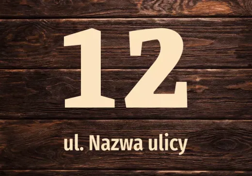 Naklejka adresowa na drewniane drzwi z przykładowym numerem domu oraz miejscem na nazwę ulicy
