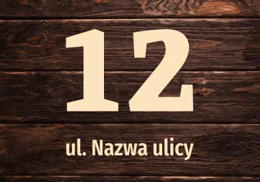 Naklejka na dom N671, z numerem i ulicą - Wzór graficzny. Duża, wyraźna cyfra 12 na tle drewnianych desek. Tekst poniżej