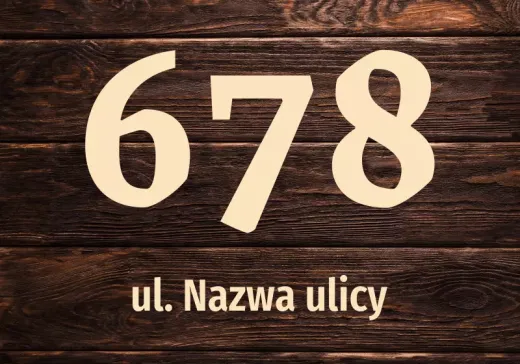 Naklejka adresowa na ciemne drewno z przykładowym numerem oraz miejscem na nazwę ulicy
