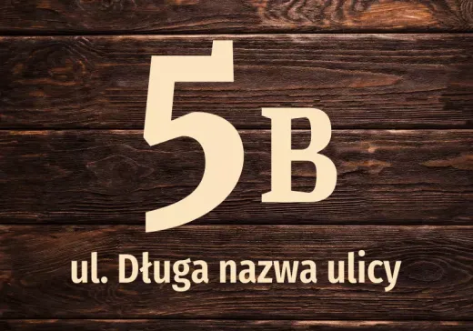 Naklejka adresowa na drewniany płot z przykładowym numerem i miejscem na nazwę ulicy