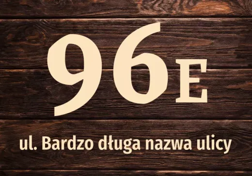 Naklejka adresowa na elewację z desek z przykładowym numerem i miejscem na bardzo długą nazwę ulicy