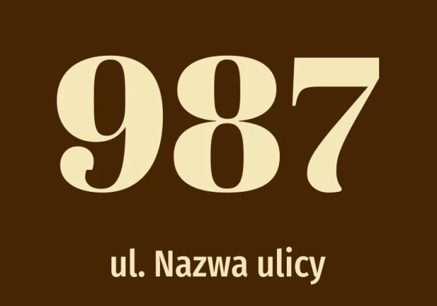 Naklejka adresowa na ciemnobrązowym tle z przykładowym numerem domu i miejscem na nazwę ulicy