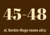 Naklejka z numerem posesji, ulicą - Wzór graficzny. Duże cyfry na ciemnym tle, pod nimi tekst z nazwą ulicy