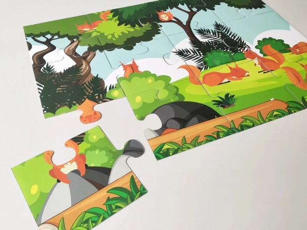 Puzzle cięte z folii magnetycznej z nadrukiem, format 80 x 60 cm - Wzór graficzny. Na grafice widać wiewiórki w parku