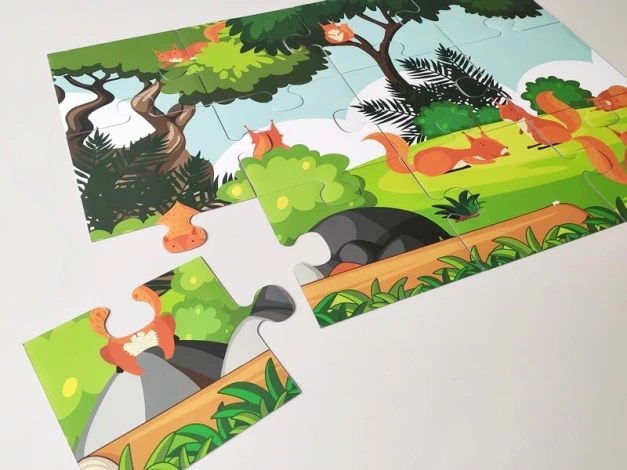 Puzzle cięte z folii magnetycznej z nadrukiem, format 80 x 60 cm - Wzór graficzny. Na grafice widać wiewiórki w parku