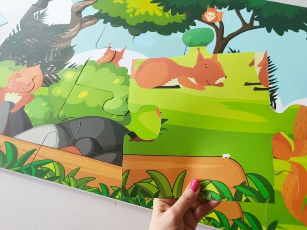 Puzzle cięte z folii magnetycznej z nadrukiem, format 80 x 60 cm - Wzór graficzny. Przedstawia leśne zwierzęta w zielonym