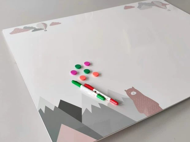 Tablica magnetyczna suchościeralna miś góry balony 380 - Wzór graficzny. Na tablicy widoczne są góry, miś oraz balony