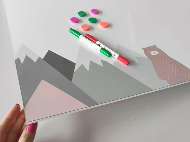 Tablica magnetyczna suchościeralna miś góry balony 380 - Wzór graficzny. Na tablicy widoczne góry w odcieniach szarości