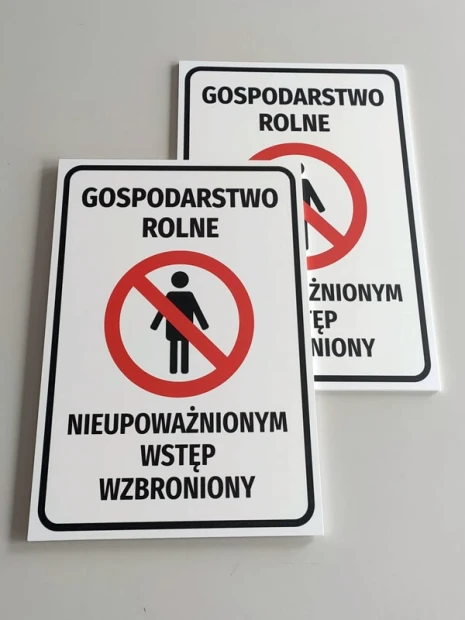 Dwie tabliczki Gospodarstwo rolne - Nieupoważnionym wstęp wzbroniony w ujęciu pokazującym grubość płyt