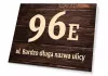 Tabliczka na dom T671, z numerem i ulicą - Wzór graficzny. Prostokątna tabliczka z dużym numerem 96E oraz napisem ul. Bardzo