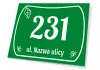 Tabliczka Nr domu, ulica - Wzór graficzny. Zielone tło z białymi cyframi i napisem, ozdobiona liśćmi