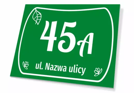 Zielona tabliczka adresowa z polem na numer domu i nazwę ulicy, pokazana pod kątem z efektem trójwymiarowości